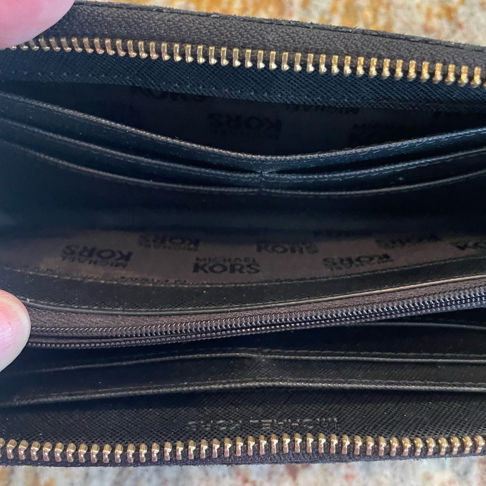 Women’s Michael Kors Black Leather Gold Hardware Reptile Zipper Wallet Preowned - Picture 3 of 9